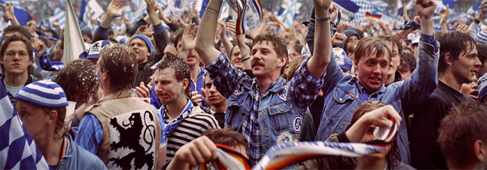 Die Fans des TSV 1860 München feiern 1991 den Aufstieg in die 2. Bundesliga. Foto: Martina Hellmann (dpa)